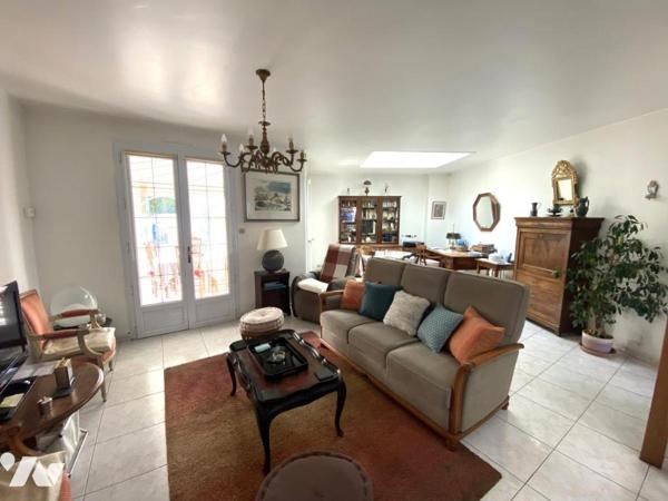 Une maison de plain-pied avec piscine