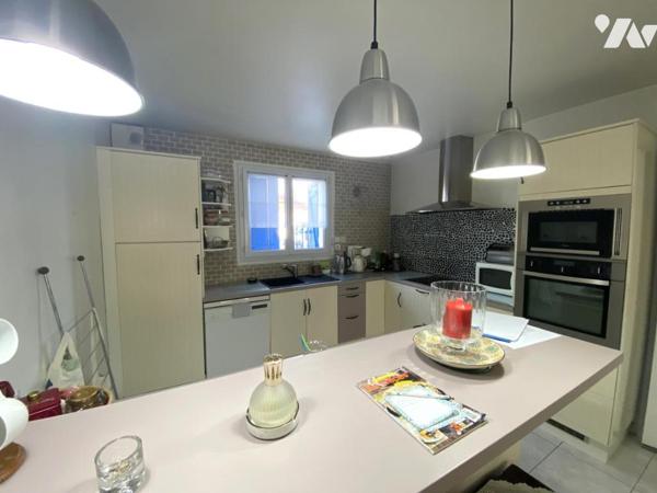 Une maison de plain-pied avec piscine