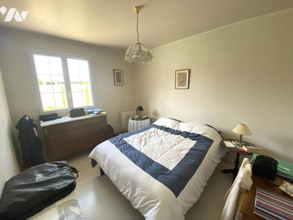 Une maison de plain-pied avec piscine