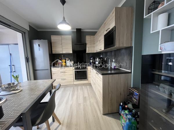 Très bel appartement de 94,08m2 loi Carrez au dernier et huitième étage d'une résidence sécurisée avec ascenseur.
Parking en surface + parking couvert avec entrée par portail automatique et cave.
Cet appartement propose une entrée, une pièce de vie de 30m2 avec son coin salon TV, une cuisine indépendante équipée, un coin nuit avec un dégagement et trois chambres, une salle d'eau moderne, un dressing et un toilette indépendant. Chauffage électrique par le sol + convecteurs et sèche serviette, production de l'eau chaude sanitaire par cumulus électrique (dépense électrique actuelle : 95,08€ par mois).
Exposition Sud-Ouest pour les chambres et Ouest pour le balcon-terrasse.
Tout a été refait à neuf en 2022