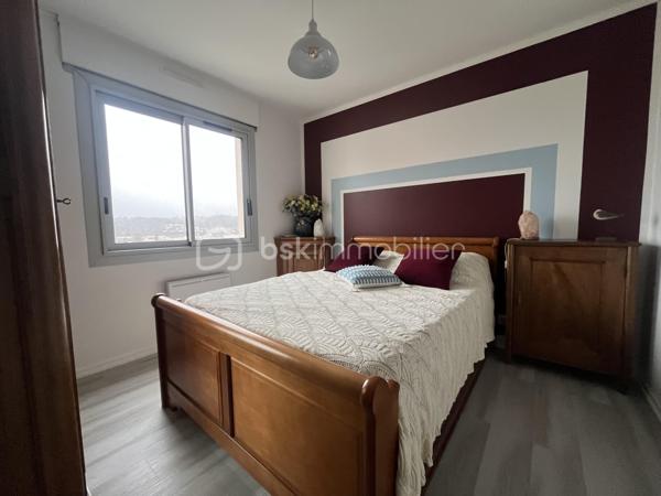 Très bel appartement de 94,08m2 loi Carrez au dernier et huitième étage d'une résidence sécurisée avec ascenseur.
Parking en surface + parking couvert avec entrée par portail automatique et cave.
Cet appartement propose une entrée, une pièce de vie de 30m2 avec son coin salon TV, une cuisine indépendante équipée, un coin nuit avec un dégagement et trois chambres, une salle d'eau moderne, un dressing et un toilette indépendant. Chauffage électrique par le sol + convecteurs et sèche serviette, production de l'eau chaude sanitaire par cumulus électrique (dépense électrique actuelle : 95,08€ par mois).
Exposition Sud-Ouest pour les chambres et Ouest pour le balcon-terrasse.
Tout a été refait à neuf en 2022