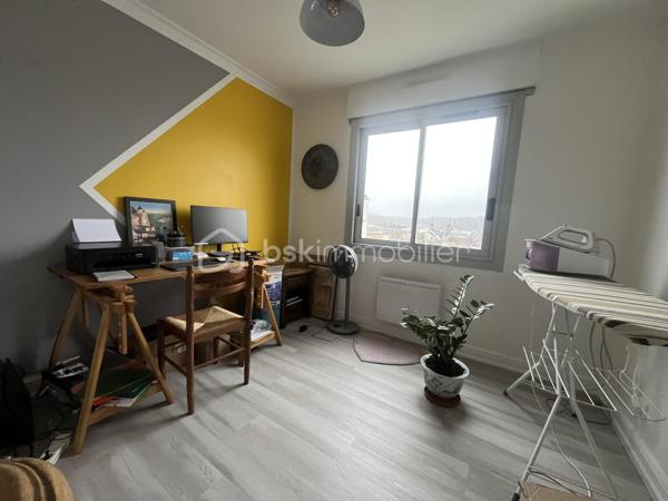 Très bel appartement de 94,08m2 loi Carrez au dernier et huitième étage d'une résidence sécurisée avec ascenseur.
Parking en surface + parking couvert avec entrée par portail automatique et cave.
Cet appartement propose une entrée, une pièce de vie de 30m2 avec son coin salon TV, une cuisine indépendante équipée, un coin nuit avec un dégagement et trois chambres, une salle d'eau moderne, un dressing et un toilette indépendant. Chauffage électrique par le sol + convecteurs et sèche serviette, production de l'eau chaude sanitaire par cumulus électrique (dépense électrique actuelle : 95,08€ par mois).
Exposition Sud-Ouest pour les chambres et Ouest pour le balcon-terrasse.
Tout a été refait à neuf en 2022