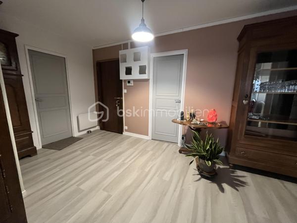 Très bel appartement de 94,08m2 loi Carrez au dernier et huitième étage d'une résidence sécurisée avec ascenseur.
Parking en surface + parking couvert avec entrée par portail automatique et cave.
Cet appartement propose une entrée, une pièce de vie de 30m2 avec son coin salon TV, une cuisine indépendante équipée, un coin nuit avec un dégagement et trois chambres, une salle d'eau moderne, un dressing et un toilette indépendant. Chauffage électrique par le sol + convecteurs et sèche serviette, production de l'eau chaude sanitaire par cumulus électrique (dépense électrique actuelle : 95,08€ par mois).
Exposition Sud-Ouest pour les chambres et Ouest pour le balcon-terrasse.
Tout a été refait à neuf en 2022