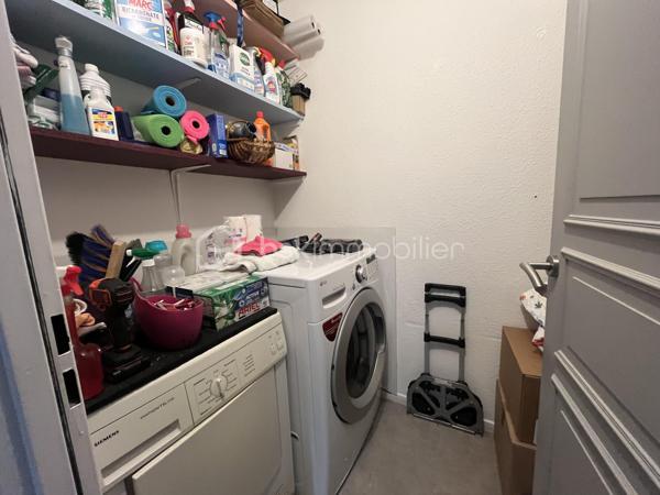 Très bel appartement de 94,08m2 loi Carrez au dernier et huitième étage d'une résidence sécurisée avec ascenseur.
Parking en surface + parking couvert avec entrée par portail automatique et cave.
Cet appartement propose une entrée, une pièce de vie de 30m2 avec son coin salon TV, une cuisine indépendante équipée, un coin nuit avec un dégagement et trois chambres, une salle d'eau moderne, un dressing et un toilette indépendant. Chauffage électrique par le sol + convecteurs et sèche serviette, production de l'eau chaude sanitaire par cumulus électrique (dépense électrique actuelle : 95,08€ par mois).
Exposition Sud-Ouest pour les chambres et Ouest pour le balcon-terrasse.
Tout a été refait à neuf en 2022