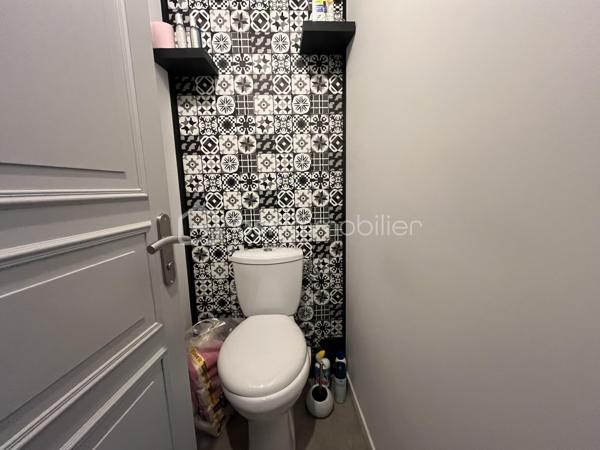 Très bel appartement de 94,08m2 loi Carrez au dernier et huitième étage d'une résidence sécurisée avec ascenseur.
Parking en surface + parking couvert avec entrée par portail automatique et cave.
Cet appartement propose une entrée, une pièce de vie de 30m2 avec son coin salon TV, une cuisine indépendante équipée, un coin nuit avec un dégagement et trois chambres, une salle d'eau moderne, un dressing et un toilette indépendant. Chauffage électrique par le sol + convecteurs et sèche serviette, production de l'eau chaude sanitaire par cumulus électrique (dépense électrique actuelle : 95,08€ par mois).
Exposition Sud-Ouest pour les chambres et Ouest pour le balcon-terrasse.
Tout a été refait à neuf en 2022