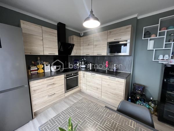 Très bel appartement de 94,08m2 loi Carrez au dernier et huitième étage d'une résidence sécurisée avec ascenseur.
Parking en surface + parking couvert avec entrée par portail automatique et cave.
Cet appartement propose une entrée, une pièce de vie de 30m2 avec son coin salon TV, une cuisine indépendante équipée, un coin nuit avec un dégagement et trois chambres, une salle d'eau moderne, un dressing et un toilette indépendant. Chauffage électrique par le sol + convecteurs et sèche serviette, production de l'eau chaude sanitaire par cumulus électrique (dépense électrique actuelle : 95,08€ par mois).
Exposition Sud-Ouest pour les chambres et Ouest pour le balcon-terrasse.
Tout a été refait à neuf en 2022