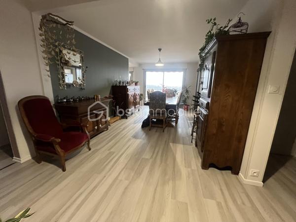 Très bel appartement de 94,08m2 loi Carrez au dernier et huitième étage d'une résidence sécurisée avec ascenseur.
Parking en surface + parking couvert avec entrée par portail automatique et cave.
Cet appartement propose une entrée, une pièce de vie de 30m2 avec son coin salon TV, une cuisine indépendante équipée, un coin nuit avec un dégagement et trois chambres, une salle d'eau moderne, un dressing et un toilette indépendant. Chauffage électrique par le sol + convecteurs et sèche serviette, production de l'eau chaude sanitaire par cumulus électrique (dépense électrique actuelle : 95,08€ par mois).
Exposition Sud-Ouest pour les chambres et Ouest pour le balcon-terrasse.
Tout a été refait à neuf en 2022