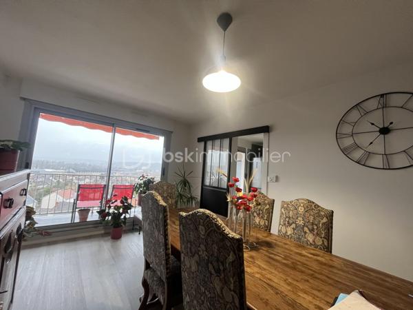 Très bel appartement de 94,08m2 loi Carrez au dernier et huitième étage d'une résidence sécurisée avec ascenseur.
Parking en surface + parking couvert avec entrée par portail automatique et cave.
Cet appartement propose une entrée, une pièce de vie de 30m2 avec son coin salon TV, une cuisine indépendante équipée, un coin nuit avec un dégagement et trois chambres, une salle d'eau moderne, un dressing et un toilette indépendant. Chauffage électrique par le sol + convecteurs et sèche serviette, production de l'eau chaude sanitaire par cumulus électrique (dépense électrique actuelle : 95,08€ par mois).
Exposition Sud-Ouest pour les chambres et Ouest pour le balcon-terrasse.
Tout a été refait à neuf en 2022