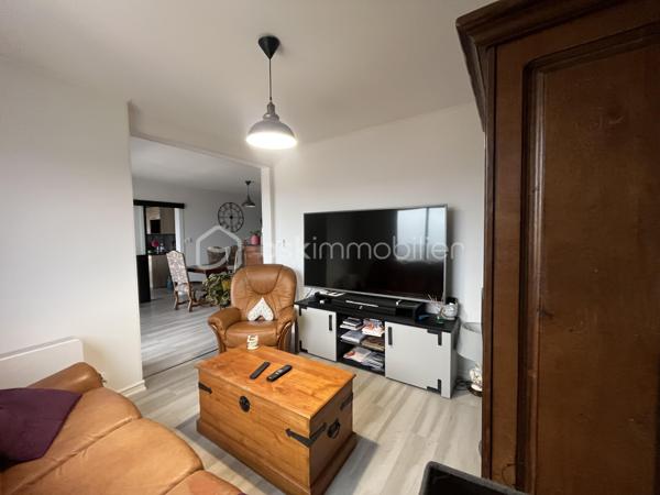 Très bel appartement de 94,08m2 loi Carrez au dernier et huitième étage d'une résidence sécurisée avec ascenseur.
Parking en surface + parking couvert avec entrée par portail automatique et cave.
Cet appartement propose une entrée, une pièce de vie de 30m2 avec son coin salon TV, une cuisine indépendante équipée, un coin nuit avec un dégagement et trois chambres, une salle d'eau moderne, un dressing et un toilette indépendant. Chauffage électrique par le sol + convecteurs et sèche serviette, production de l'eau chaude sanitaire par cumulus électrique (dépense électrique actuelle : 95,08€ par mois).
Exposition Sud-Ouest pour les chambres et Ouest pour le balcon-terrasse.
Tout a été refait à neuf en 2022