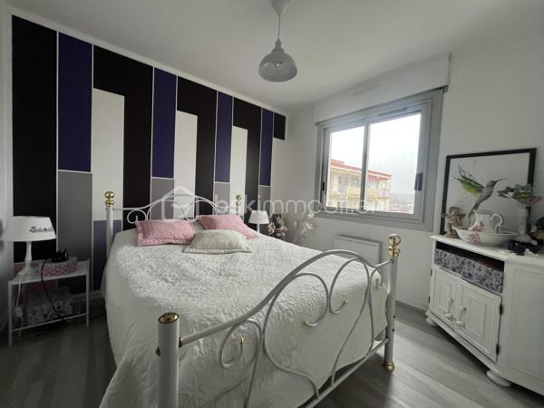 Très bel appartement de 94,08m2 loi Carrez au dernier et huitième étage d'une résidence sécurisée avec ascenseur.
Parking en surface + parking couvert avec entrée par portail automatique et cave.
Cet appartement propose une entrée, une pièce de vie de 30m2 avec son coin salon TV, une cuisine indépendante équipée, un coin nuit avec un dégagement et trois chambres, une salle d'eau moderne, un dressing et un toilette indépendant. Chauffage électrique par le sol + convecteurs et sèche serviette, production de l'eau chaude sanitaire par cumulus électrique (dépense électrique actuelle : 95,08€ par mois).
Exposition Sud-Ouest pour les chambres et Ouest pour le balcon-terrasse.
Tout a été refait à neuf en 2022