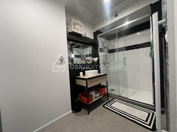 Très bel appartement de 94,08m2 loi Carrez au dernier et huitième étage d'une résidence sécurisée avec ascenseur.
Parking en surface + parking couvert avec entrée par portail automatique et cave.
Cet appartement propose une entrée, une pièce de vie de 30m2 avec son coin salon TV, une cuisine indépendante équipée, un coin nuit avec un dégagement et trois chambres, une salle d'eau moderne, un dressing et un toilette indépendant. Chauffage électrique par le sol + convecteurs et sèche serviette, production de l'eau chaude sanitaire par cumulus électrique (dépense électrique actuelle : 95,08€ par mois).
Exposition Sud-Ouest pour les chambres et Ouest pour le balcon-terrasse.
Tout a été refait à neuf en 2022