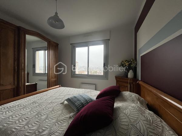 Très bel appartement de 94,08m2 loi Carrez au dernier et huitième étage d'une résidence sécurisée avec ascenseur.
Parking en surface + parking couvert avec entrée par portail automatique et cave.
Cet appartement propose une entrée, une pièce de vie de 30m2 avec son coin salon TV, une cuisine indépendante équipée, un coin nuit avec un dégagement et trois chambres, une salle d'eau moderne, un dressing et un toilette indépendant. Chauffage électrique par le sol + convecteurs et sèche serviette, production de l'eau chaude sanitaire par cumulus électrique (dépense électrique actuelle : 95,08€ par mois).
Exposition Sud-Ouest pour les chambres et Ouest pour le balcon-terrasse.
Tout a été refait à neuf en 2022