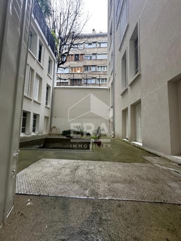 Studette entièrement équipée au calme