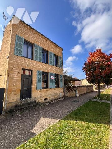 Nouveau mandat sur la commune de Flize, magnifique maison de ville comprenant:

- au rez-de-c...