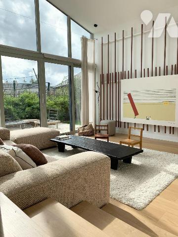 Nouveau mandat sur la commune de Flize, magnifique maison de ville comprenant:

- au rez-de-c...