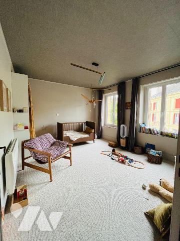 Nouveau mandat sur la commune de Flize, magnifique maison de ville comprenant:

- au rez-de-c...