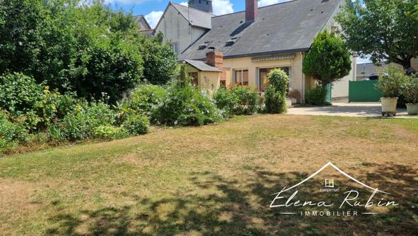 La Guerche-de-Bretagne (35130) Proche LA GUERCHE-DE-BRETAGNE Maison de caractère d'environ 260 m2, 11 pièces, 6 ch, terrain environ 1000m2