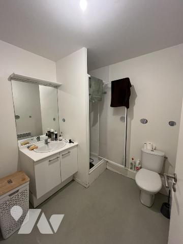 A l'entrée du GUILVINEC proche commerce et plage