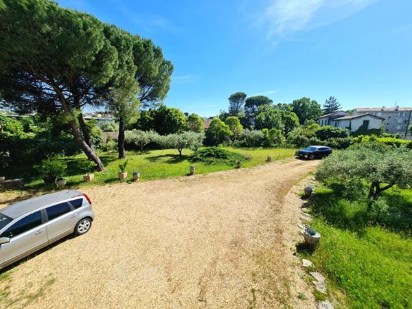 PROPRIÉTÉ FAMILIALE AUX VOLUMES GÉNÉREUX SUR PLUS DE 2100 m² CONSTRUCTIBLES