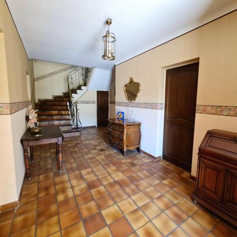 PROPRIÉTÉ FAMILIALE AUX VOLUMES GÉNÉREUX SUR PLUS DE 2100 m² CONSTRUCTIBLES