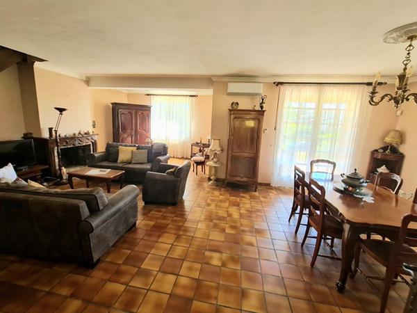 PROPRIÉTÉ FAMILIALE AUX VOLUMES GÉNÉREUX SUR PLUS DE 2100 m² CONSTRUCTIBLES