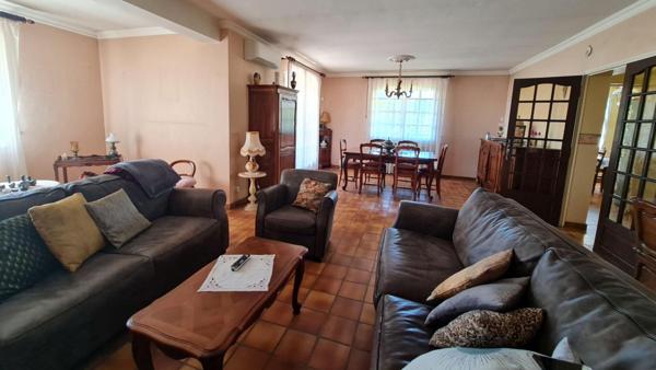 PROPRIÉTÉ FAMILIALE AUX VOLUMES GÉNÉREUX SUR PLUS DE 2100 m² CONSTRUCTIBLES