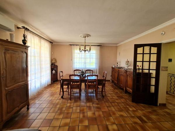 PROPRIÉTÉ FAMILIALE AUX VOLUMES GÉNÉREUX SUR PLUS DE 2100 m² CONSTRUCTIBLES