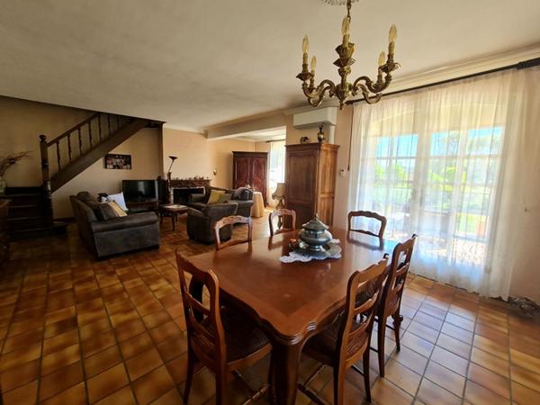 PROPRIÉTÉ FAMILIALE AUX VOLUMES GÉNÉREUX SUR PLUS DE 2100 m² CONSTRUCTIBLES