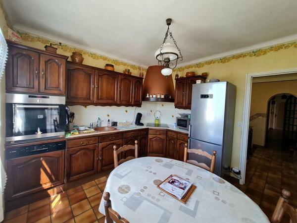 PROPRIÉTÉ FAMILIALE AUX VOLUMES GÉNÉREUX SUR PLUS DE 2100 m² CONSTRUCTIBLES