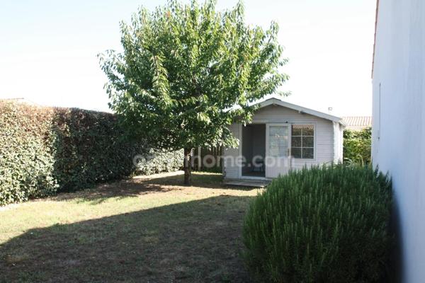 Saint-Pierre d'Oléron. A 500m de l'océan: maison récente avec piscine, 4 chambres, bureau et garage