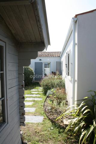 Saint-Pierre d'Oléron. A 500m de l'océan: maison récente avec piscine, 4 chambres, bureau et garage