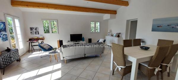 Saint-Pierre d'Oléron. A 500m de l'océan: maison récente avec piscine, 4 chambres, bureau et garage