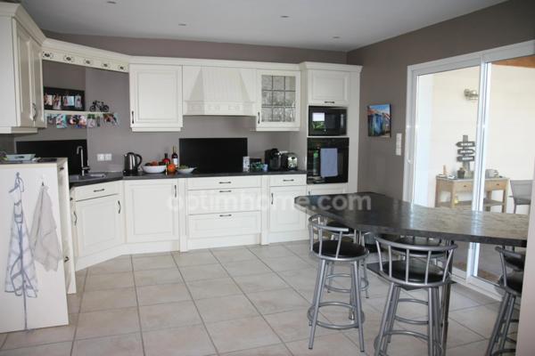 Saint-Pierre d'Oléron. A 500m de l'océan: maison récente avec piscine, 4 chambres, bureau et garage