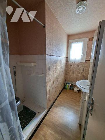 HAUTE VILLE - Maison d'habitation composée d'une entrée, salon, cuisine, WC, salle d'eau, 3 cha...