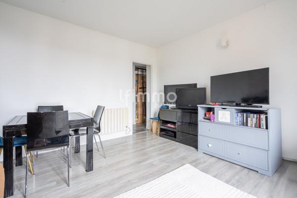 Montreuil- Montreau Ruffins- Appartement 2P 59m2- Dernier Etage.