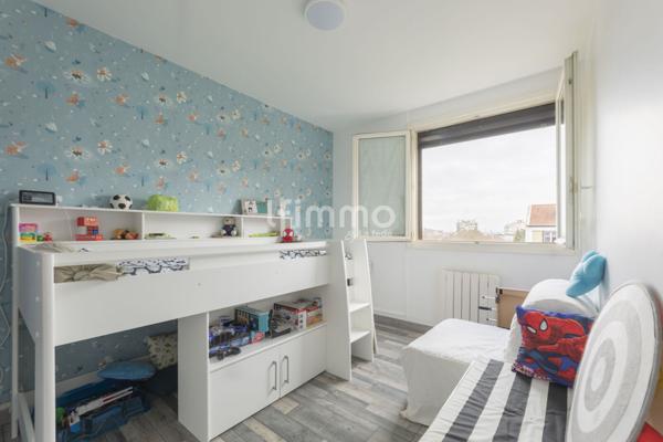 Montreuil- Montreau Ruffins- Appartement 2P 59m2- Dernier Etage.