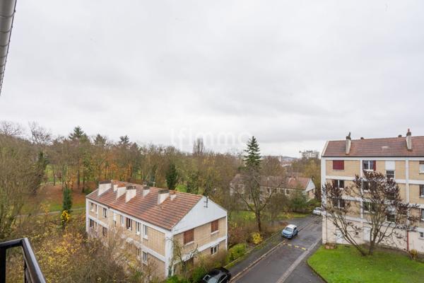 Montreuil- Montreau Ruffins- Appartement 2P 59m2- Dernier Etage.