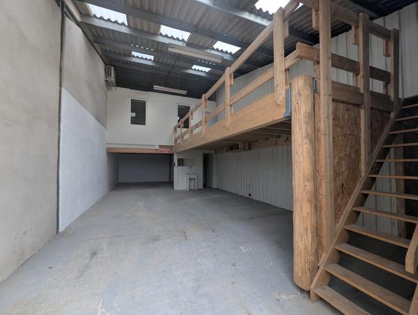 Entrepôt de stockage + Bureau - Puyricard - Réf. 470