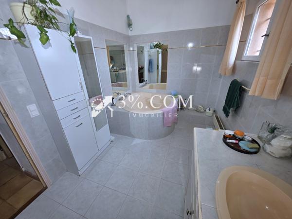 Villa
                                                                                                                                                                                                                                                                                                                        7 pièce(s)                                                                                                                                                                                                          4 chambre(s)                                                                                                                                                                                                          193  m²