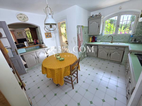 Villa
                                                                                                                                                                                                                                                                                                                        7 pièce(s)                                                                                                                                                                                                          4 chambre(s)                                                                                                                                                                                                          193  m²