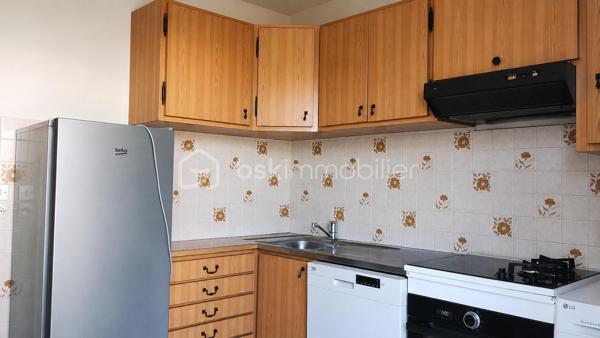 Dans un lotissement paisible, à deux pas des commerces, découvrez cette maison où il fait bon vivre dès les premiers instants.

Dès l’entrée, un vaste hall dessert un double séjour, une cuisine séparée, un WC ainsi qu’un accès direct au garage pour plus de praticité.

À l’étage, l’espace nuit se compose de trois chambres agréables, pensées pour toute la famille, ainsi qu’une salle de bain avec double WC.

Côté confort :
•	climatisation dans le séjour pour les beaux jours,
•	chauffage électrique (avec équipement récent),
•	moustiquaires sur toutes les ouvertures pour profiter pleinement de l’air frais en toute tranquillité.

Extérieur : vous profiterez d’un jardin entièrement clos et arboré, parfait pour vos moments de détente.

Une maison chaleureuse, fonctionnelle et prête à accueillir votre nouvelle histoire.

Contactez moi rapidement pour découvrir de ce bien !!