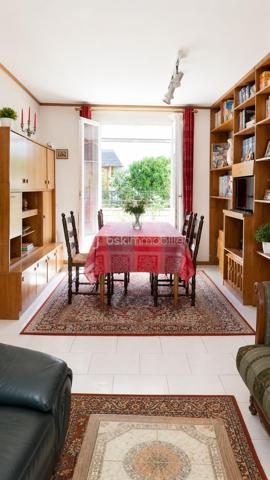 Dans un lotissement paisible, à deux pas des commerces, découvrez cette maison où il fait bon vivre dès les premiers instants.

Dès l’entrée, un vaste hall dessert un double séjour, une cuisine séparée, un WC ainsi qu’un accès direct au garage pour plus de praticité.

À l’étage, l’espace nuit se compose de trois chambres agréables, pensées pour toute la famille, ainsi qu’une salle de bain avec double WC.

Côté confort :
•	climatisation dans le séjour pour les beaux jours,
•	chauffage électrique (avec équipement récent),
•	moustiquaires sur toutes les ouvertures pour profiter pleinement de l’air frais en toute tranquillité.

Extérieur : vous profiterez d’un jardin entièrement clos et arboré, parfait pour vos moments de détente.

Une maison chaleureuse, fonctionnelle et prête à accueillir votre nouvelle histoire.

Contactez moi rapidement pour découvrir de ce bien !!