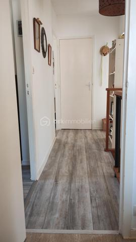 Dans un lotissement paisible, à deux pas des commerces, découvrez cette maison où il fait bon vivre dès les premiers instants.

Dès l’entrée, un vaste hall dessert un double séjour, une cuisine séparée, un WC ainsi qu’un accès direct au garage pour plus de praticité.

À l’étage, l’espace nuit se compose de trois chambres agréables, pensées pour toute la famille, ainsi qu’une salle de bain avec double WC.

Côté confort :
•	climatisation dans le séjour pour les beaux jours,
•	chauffage électrique (avec équipement récent),
•	moustiquaires sur toutes les ouvertures pour profiter pleinement de l’air frais en toute tranquillité.

Extérieur : vous profiterez d’un jardin entièrement clos et arboré, parfait pour vos moments de détente.

Une maison chaleureuse, fonctionnelle et prête à accueillir votre nouvelle histoire.

Contactez moi rapidement pour découvrir de ce bien !!