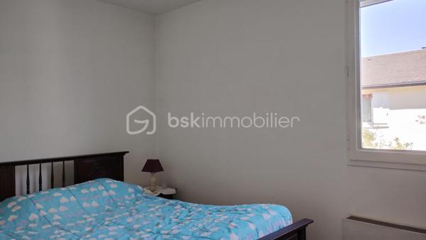 Dans un lotissement paisible, à deux pas des commerces, découvrez cette maison où il fait bon vivre dès les premiers instants.

Dès l’entrée, un vaste hall dessert un double séjour, une cuisine séparée, un WC ainsi qu’un accès direct au garage pour plus de praticité.

À l’étage, l’espace nuit se compose de trois chambres agréables, pensées pour toute la famille, ainsi qu’une salle de bain avec double WC.

Côté confort :
•	climatisation dans le séjour pour les beaux jours,
•	chauffage électrique (avec équipement récent),
•	moustiquaires sur toutes les ouvertures pour profiter pleinement de l’air frais en toute tranquillité.

Extérieur : vous profiterez d’un jardin entièrement clos et arboré, parfait pour vos moments de détente.

Une maison chaleureuse, fonctionnelle et prête à accueillir votre nouvelle histoire.

Contactez moi rapidement pour découvrir de ce bien !!