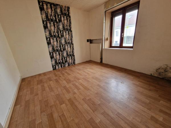 MAISON à vendre VITTEL (88) Possibilité création 2 appartements T2 et T3 sur TERRAIN de 400 m2