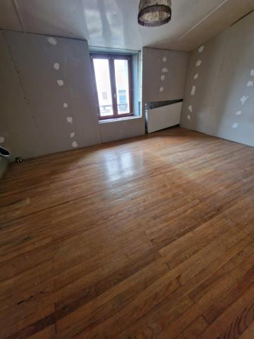 MAISON à vendre VITTEL (88) Possibilité création 2 appartements T2 et T3 sur TERRAIN de 400 m2