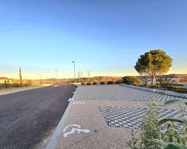 Situé à PUILACHER : A 12mn de GIGNAC ou entrée A750, 11 mn A75 (Millau-Béziers), et à 4 mn de vos prochaines baignades estivales, Dans un charmant village entouré de Vignes, je vous propose 8 PARCELLES de 415 à 772 m², plus qu'à choisir!

STATUT : MICRO-LOTISSEMENT: Peu de voisins, vraie qualité de vie et circulation douce.
- Borné, viabilisé.
- Joliment Aménagé (trottoirs arrondis...)
- Libre de constructeur et piscinable.

BONUS :  Environnement Calme et Nature!

En ma possession, tous les documents pour VOUS LANCER dans la réalisation de Votre FUTUR chez VOUS!

Ne rêvez plus, DECOUVREZ et FAIRE OFFRE !