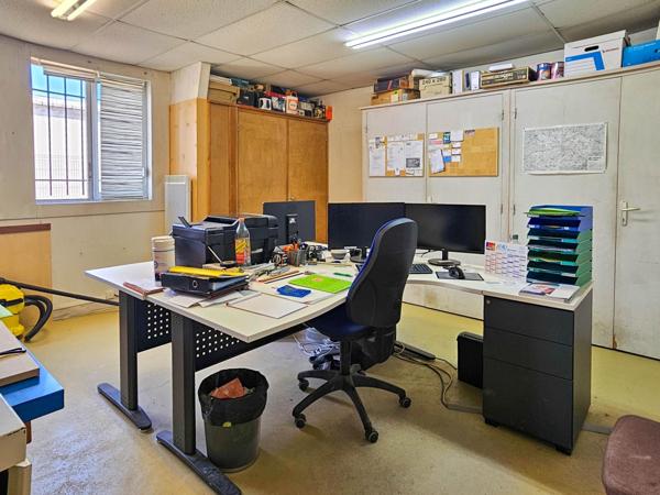 Local Commercial 600 m2 sur environ 3000 m2 de parcelle.