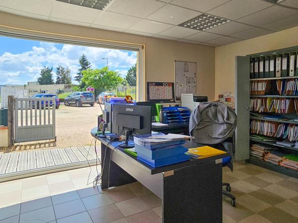 Local Commercial 600 m2 sur environ 3000 m2 de parcelle.