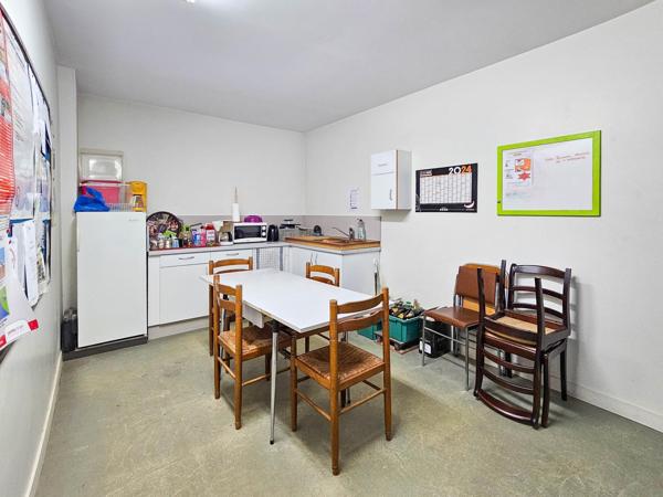 Local Commercial 600 m2 sur environ 3000 m2 de parcelle.